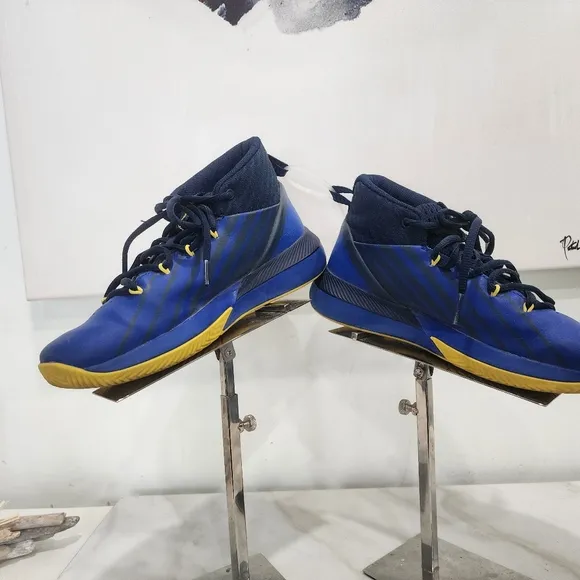 [ UNDER ARMOUR- LOCKDOWN 3 GS- &quot; ROYAL TAXI &quot; boys size 3.5 Sneaker