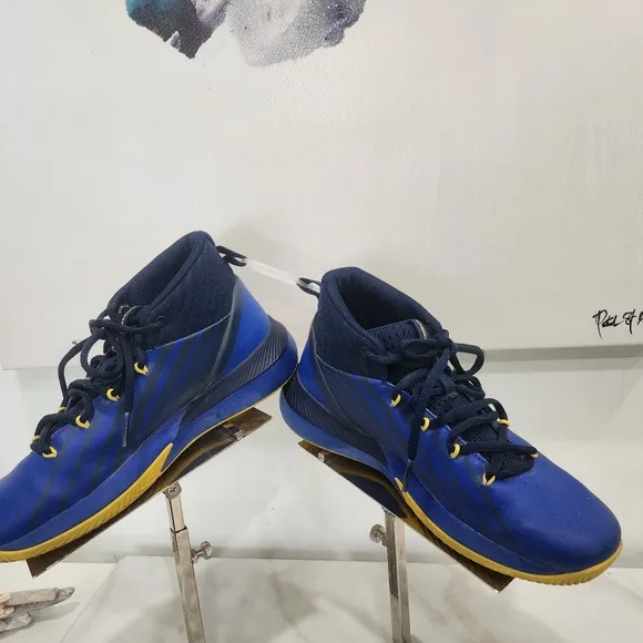 [ UNDER ARMOUR- LOCKDOWN 3 GS- &quot; ROYAL TAXI &quot; boys size 3.5 Sneaker