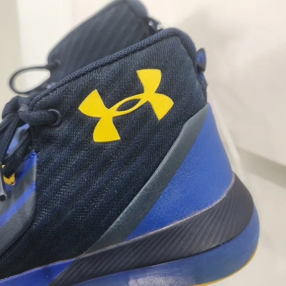 [ UNDER ARMOUR- LOCKDOWN 3 GS- &quot; ROYAL TAXI &quot; boys size 3.5 Sneaker