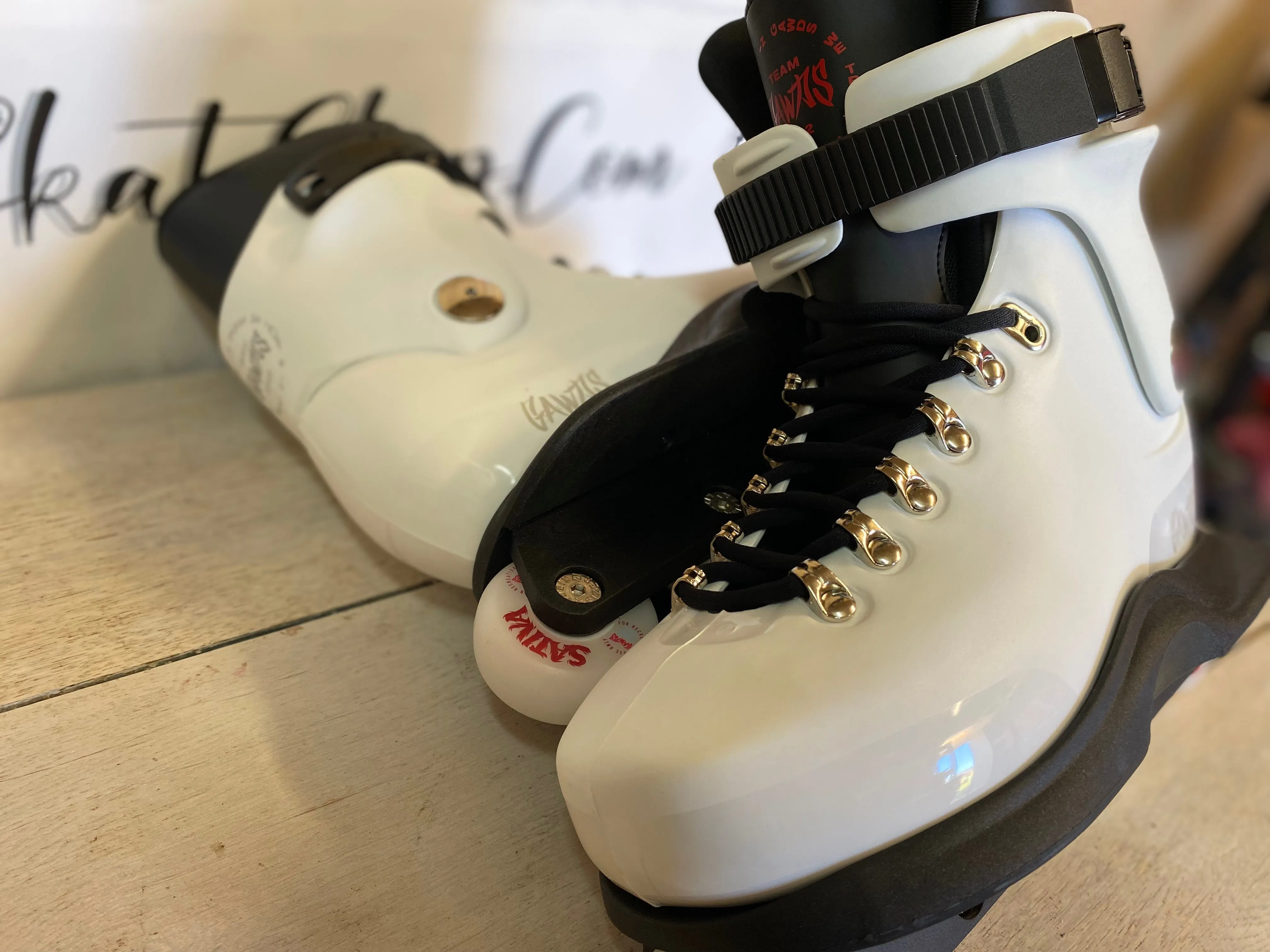 GAWDS - TEAM MODEL - WHITE SKATES - comes with 4 colour dye kit