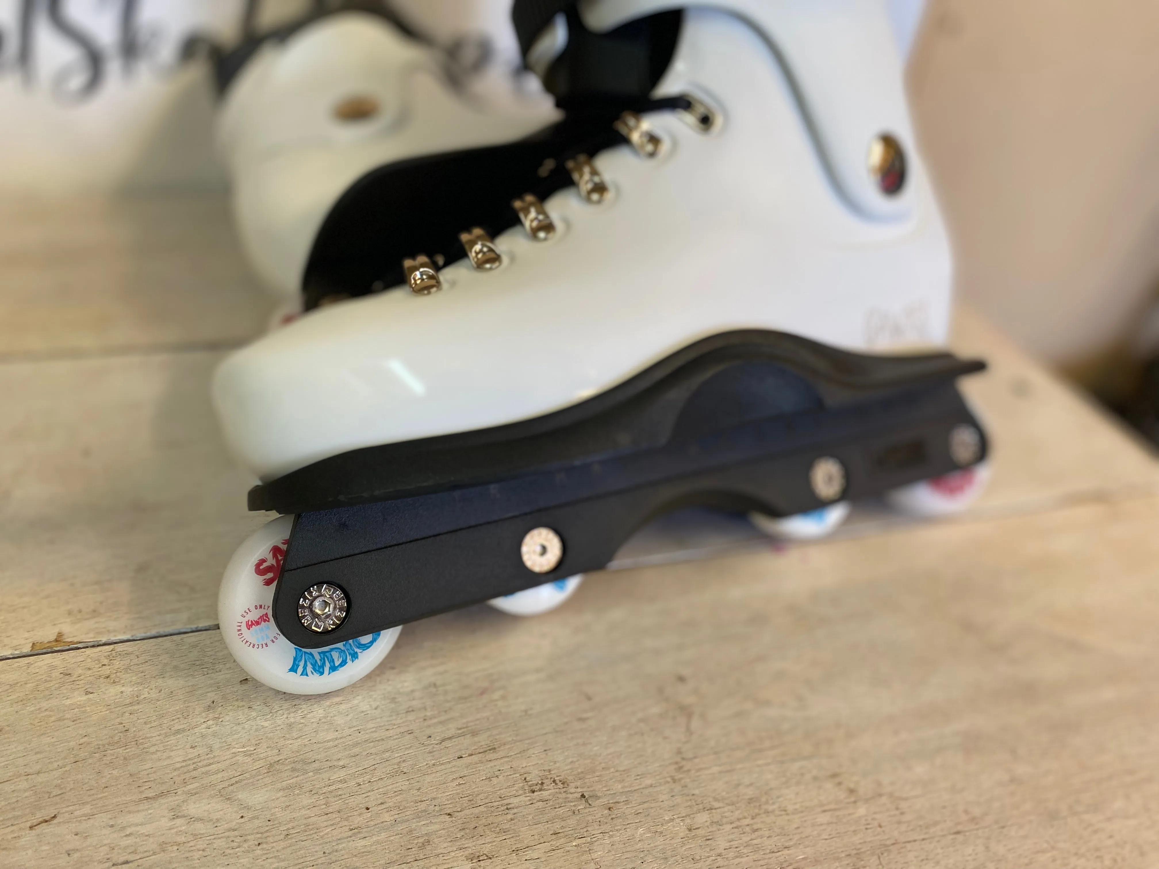 GAWDS - TEAM MODEL - WHITE SKATES - comes with 4 colour dye kit