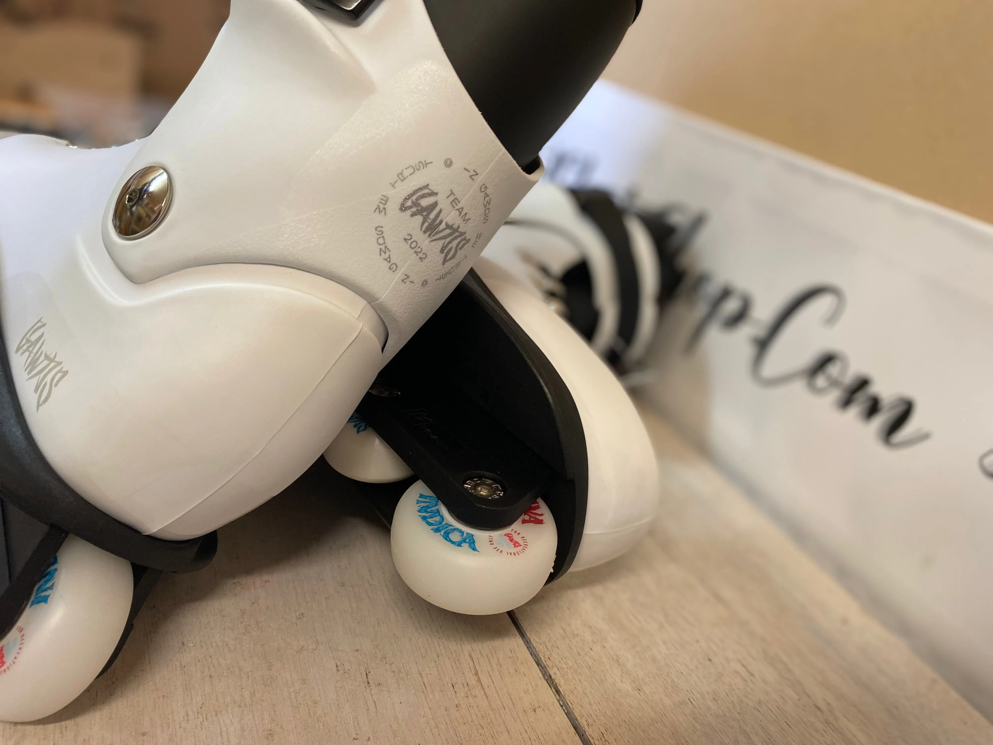 GAWDS - TEAM MODEL - WHITE SKATES - comes with 4 colour dye kit