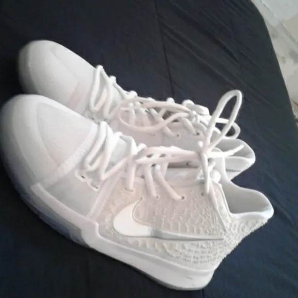 Kyrie irving shoes by nike