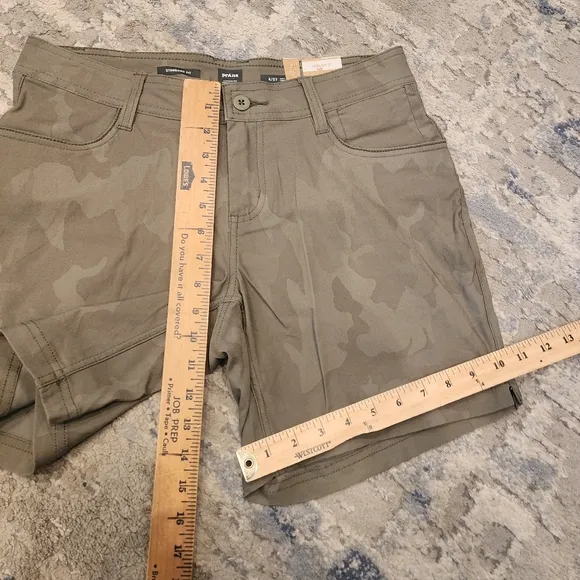 NWT Prana Halle ll 7&quot; Sage Green Camo Shorts Size 4