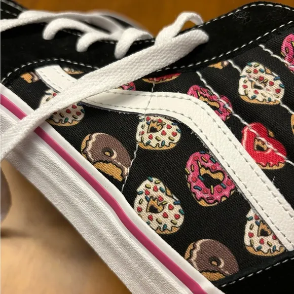 Vans Kids Sk8 Donuts Heart Hi Top Sneaker Shoes Size 6 US Juniors