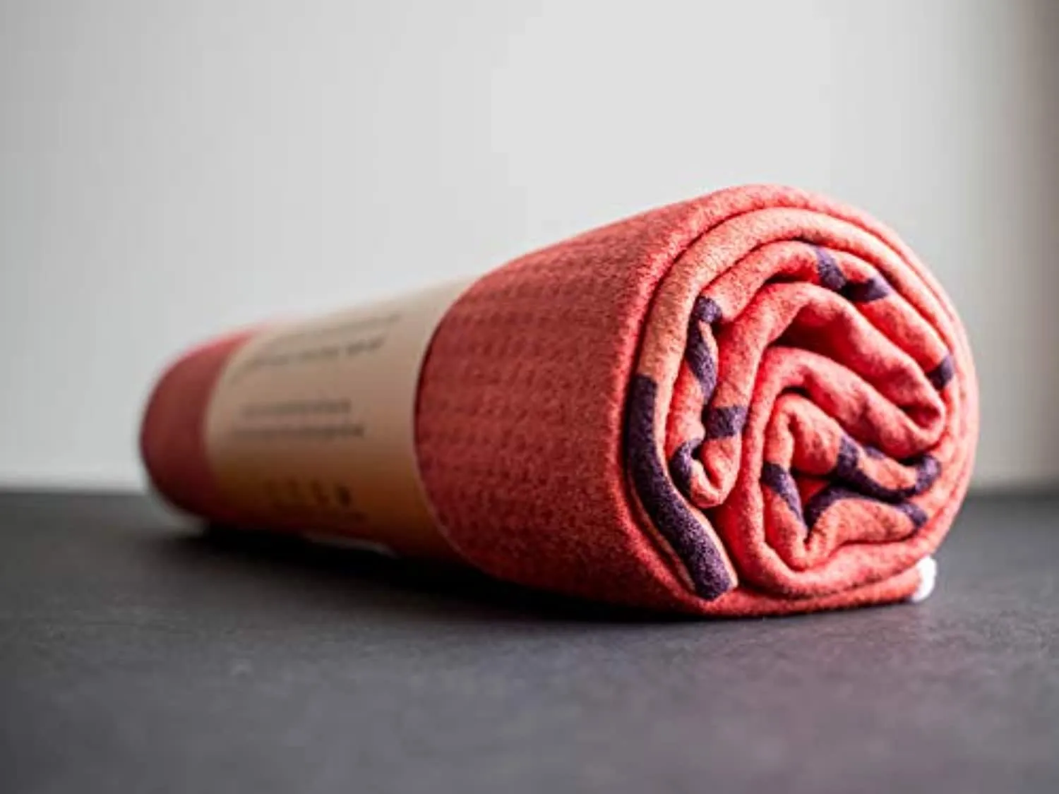 YogAffirmations - Toalla para esterilla de yoga de calidad premium, antideslizante, puntos de silicona, microfibra ultra suave, absorbe el sudor – ideal para yoga caliente, pilates, meditación – Tamaño perfecto 24.0 x 72.0 in, Amarillo